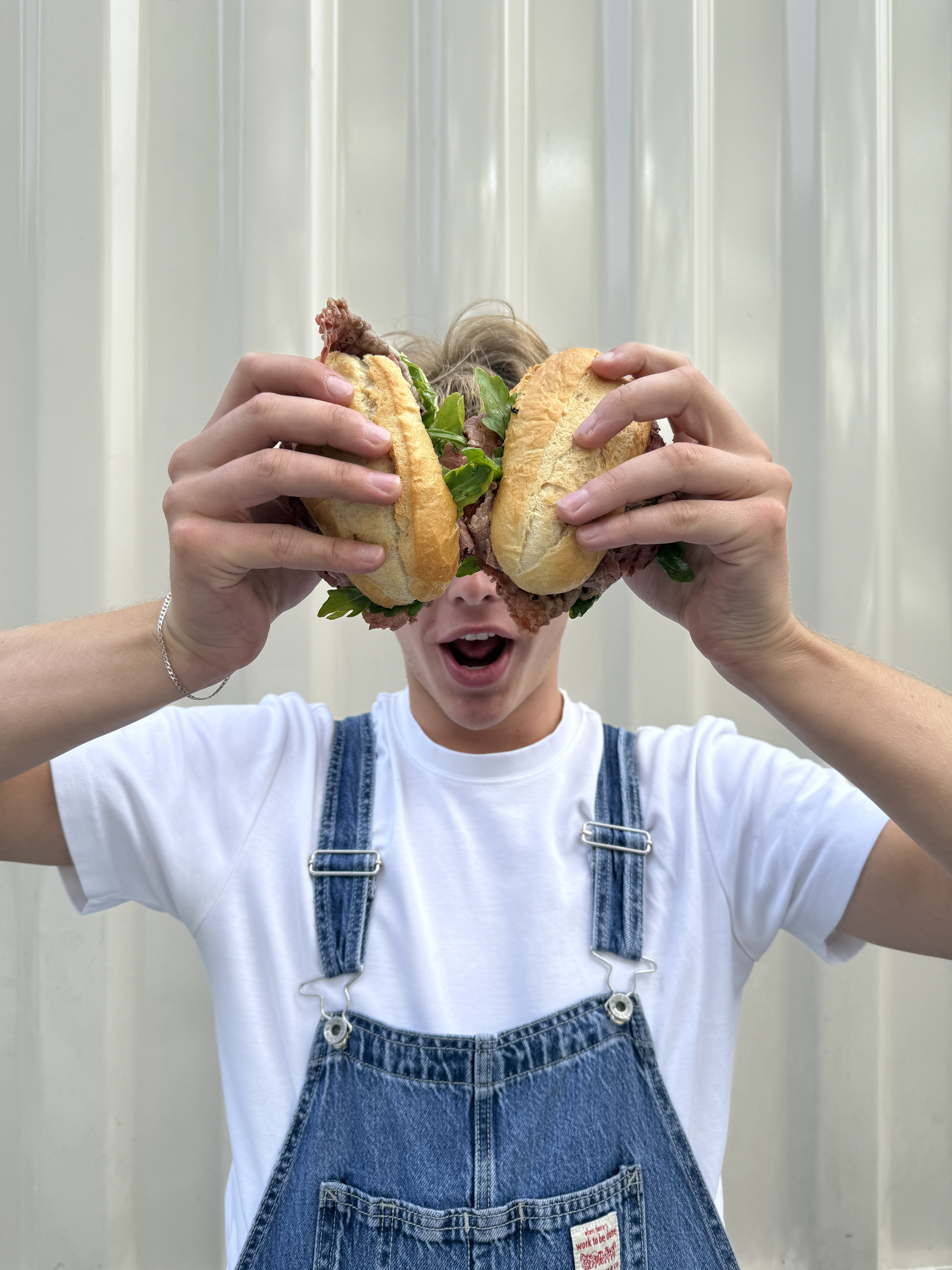 DANERS Team-Mitglied mit einem Beef & Bread Sandwich